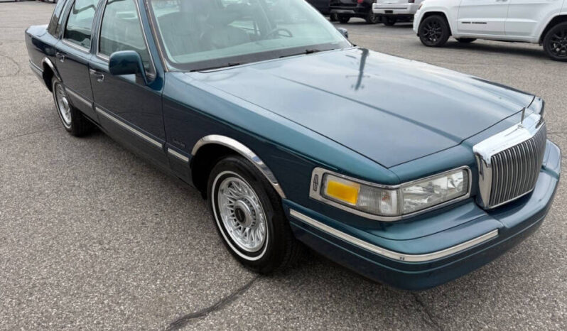 
								1997 Lincoln Town Car full									