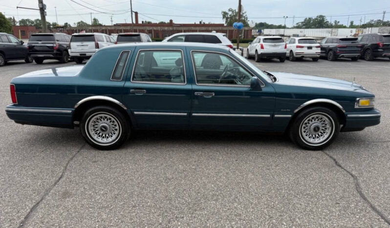 
								1997 Lincoln Town Car full									