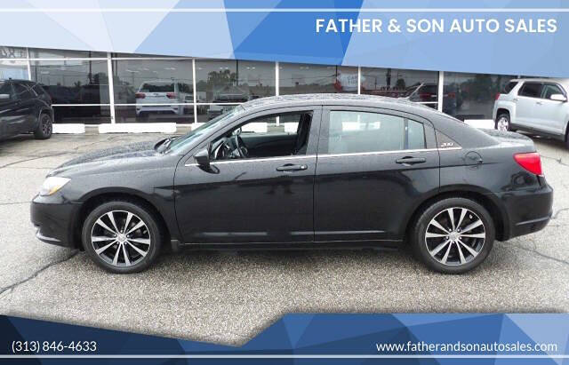 2013-chrysler-200-touring-1