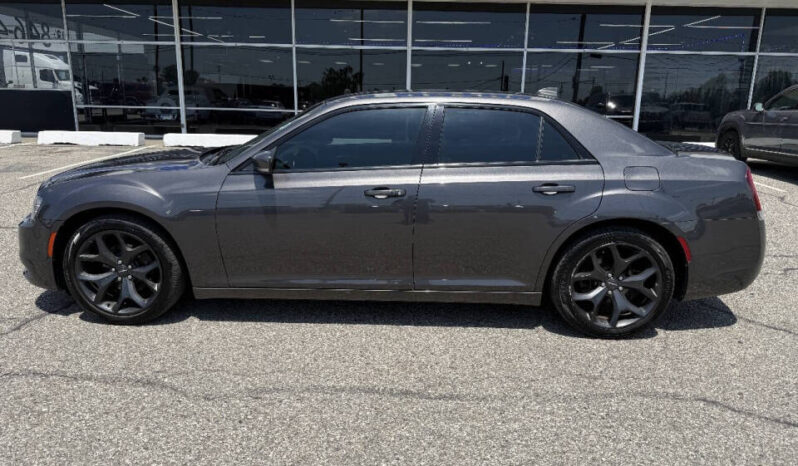 
								2021 Chrysler 300 full									