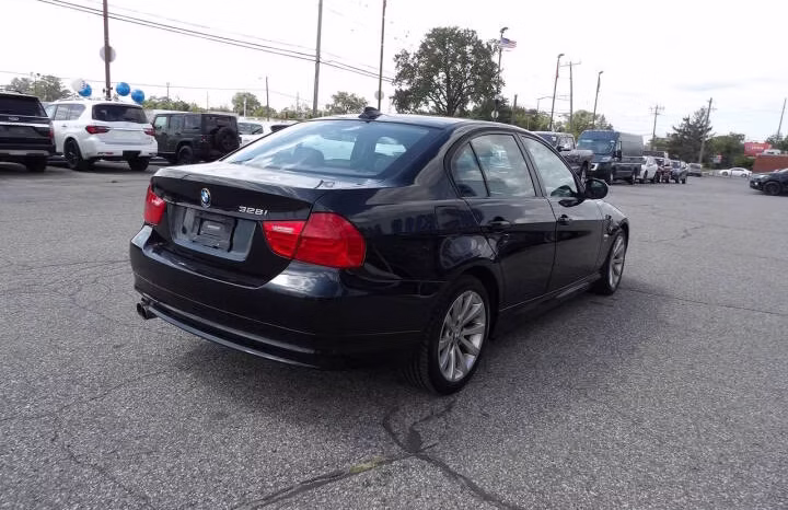 
								2011 BMW 3 Series full									